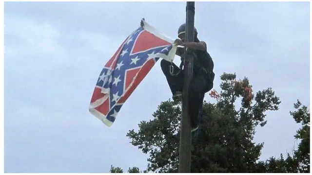 Bree Newsome, nama perempuan itu, menaiki tiang baja setinggi sembilan meter pada Sabtu (27/06) pagi, walaupun polisi menyuruhnya untuk turun.