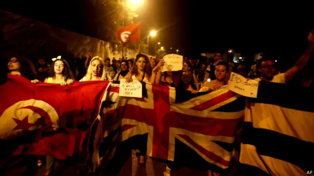 تیونس کے سیاحتی شہر سوسہ میں مقامی اور بیرونی سیاحوں نے حملے کے خلاف سنیچر کی رات مظاہرہ کیا