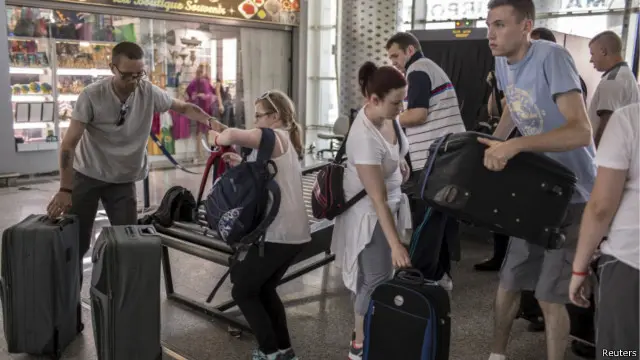 عقب الهجوم غادر عدد كبير من السائحين تونس.