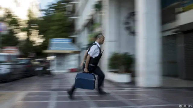 Una fuente del BCE asegura a la BBC que los bancos griegos tendrán que cerrar el lunes para imponer controles de capital.