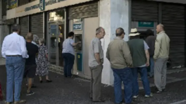 ဂရိဘဏ်တွေမှာ အပ်ထားတဲ့ ငွေတွေကို အလုအယက် ပြန်ထုတ်နေကြ