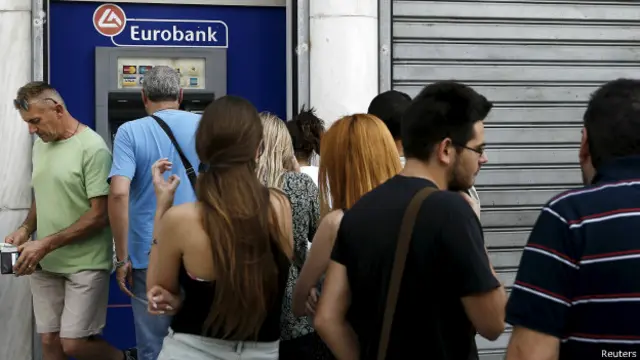 Los ciudadanos hacen cola en los cajeros para retirar su dinero. Allí se discute acaloradamente.