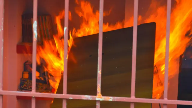 مشتعل ہجوم نے سکول کو آگ لگا دی