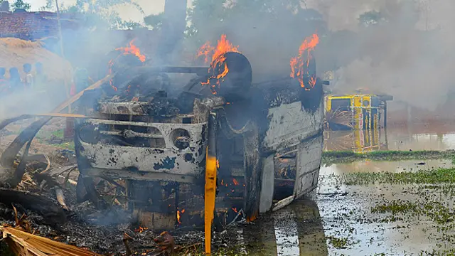 دو گاڑیوں کو بھی نذر آتش کر دیا گیا