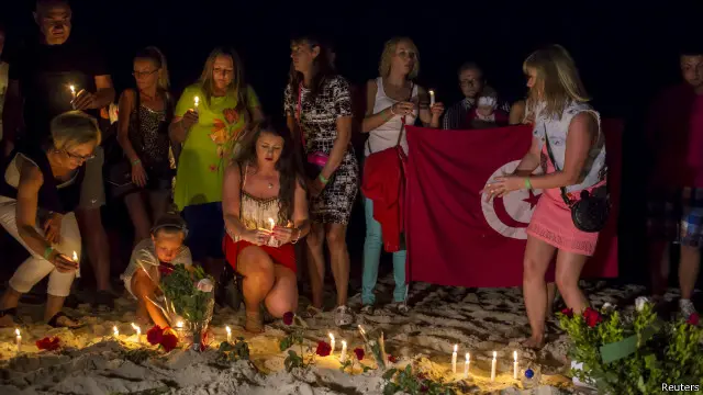 توافد الناس إلى فندق "إمبريال مرحبا" لوضع الزهور وإضاءة الشموع أمامه.