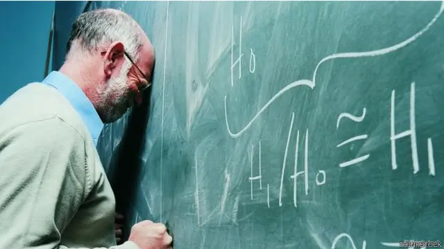 Una persona dándose de golpes contra una pizarra