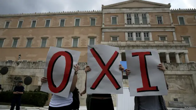 متظاهرون يرفعون لافتة كتب عليها "لا" أمام البرلمان اليوناني احتجاجا على خطة التقشف والإصلاح المعروضة على اليونان.