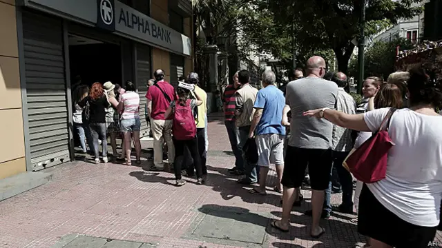 Người dân xếp hàng để rút tiền ở Hy Lạp