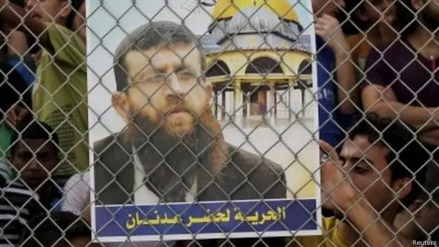 Khader Adnan dimasukkan dalam “penahanan administratif” – sebuah proses yang memungkinkan aparat Israel bisa menahan para tersangka asal Palestina tanpa persidangan dan tanpa batas waktu.