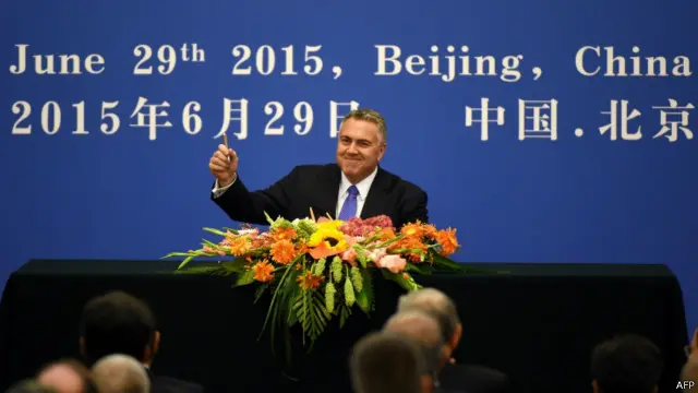 Ҳужжатга биринчи бўлиб Австралия Молия вазири Жо Хоккей имзо қўйган.