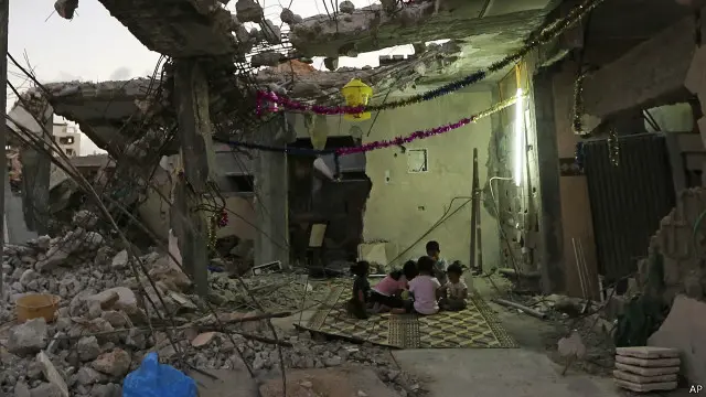 رغم الأوضاع الإنسانية القاسية، تحاول أسر فلسطينية الاستمتاع بأجواء شهر رمضان تحت أسقف منازلها المدمرة.