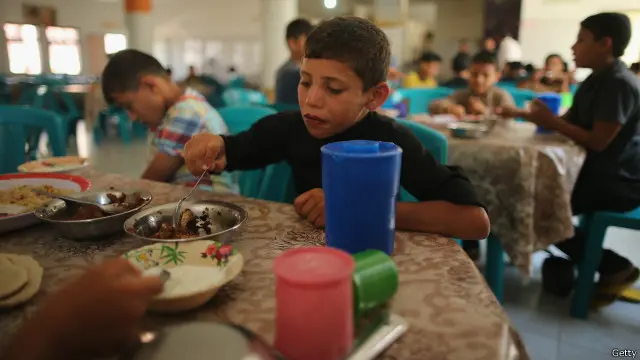 الأطفال من أكثر الفئات تضررا من الحصار وآثار العمليات العسكرية الإسرائيلية على قطاع غزة.