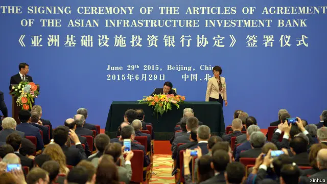 中国财政部部长楼继伟（台上中）作为中方授权代表签署《亚洲基础设施投资银行协定》。
