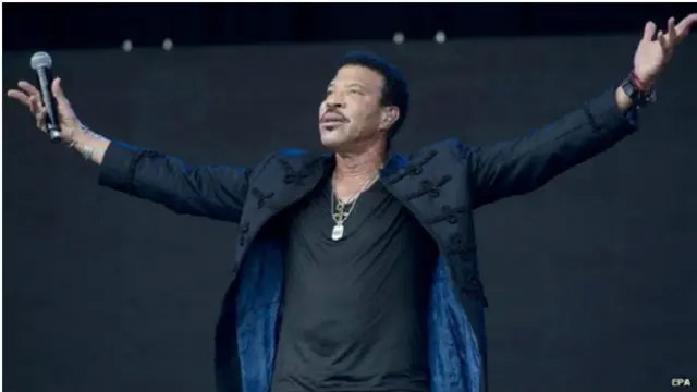 Lionel Richie membawakan lagu-lagu kondangnya seperti Dancing on the Ceiling, Hello dan Say You Say Me.