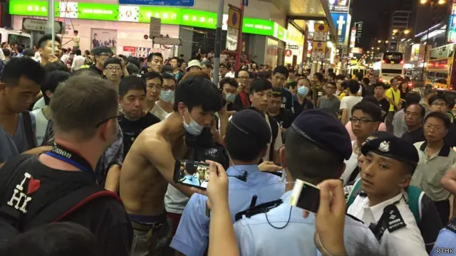 香港“本土派”团体号召支持者星期日（6月28日）晚到旺角西洋菜街行人专用区参加“唱蝗团”驱赶跳广场舞的“大妈大叔”，双方发生肢体冲突