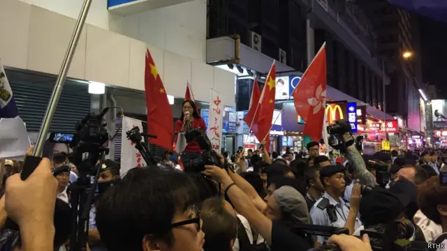 亲北京团体“爱港行动”等其后亦到场，挥动五星国旗与“本土派”团体等打对台。