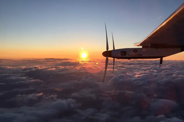 شمشی توانائي سے چلنے والا یہ جہاز تلسا ایئر پورٹ سے چل کر اوہائیو کے ڈیٹن ایئر پورٹ پر مقامی وقت کے مطابق رات کے نو بج کر 56 منٹ پر اترا