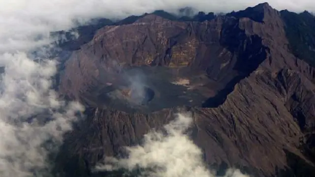 Kementerian Perhubungan pada Kamis (09/07) mengumumkan bahwa abu vulkanik Gunung Raung mulai mengganggu penerbangan, sehingga lima bandara ditutup.