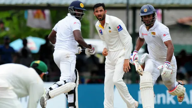 سری لنکن اننگز میں اس وقت ڈرامائی موڑ آیا جب لگاتار گیندوں پر وتھاناگے اور سنگاکارا کی وکٹیں گر گئی