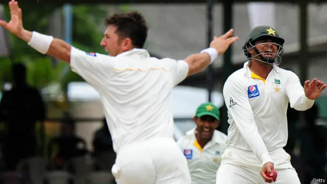 کولمبو میں کھیلے جانے والے دوسرے ٹیسٹ میچ کے پانچویں دن سری لنکا نے پاکستان کو سات وکٹوں سے شکست دے کر سیریز ایک ایک سے برابر کر دی ہے