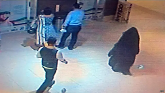 صورة التقطتها أجهزة المراقبة تظهر المدانة وهي تتجول في مركز "بوتيك" للتسوق في ابو ظبي