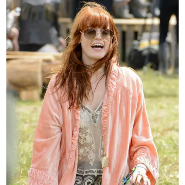 歌手韋爾奇的復古外套顛覆傳統帽衫。