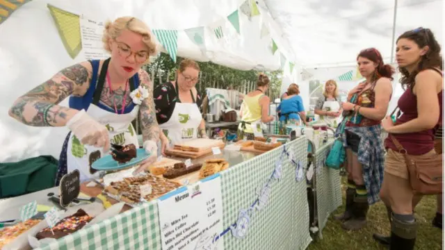 婦女協會第一次在音樂節「擺攤」小伎倆成功。