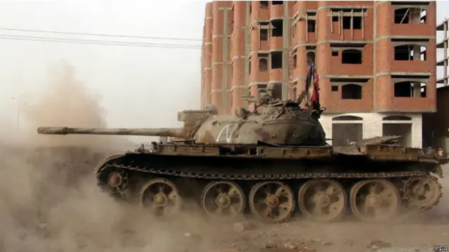 دبابة تابعة للمسلحين الموالين للرئيس اليمني عبد ربه منصور هادي تقصف مواقع للحوثيين في عدن