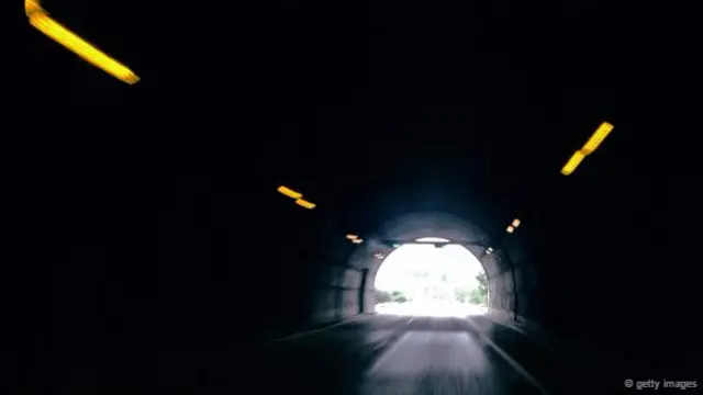 Işığa çıktığınızda hapşırıyorsanız karanlık bir tünelden çıkarken de aynı tepkiyi verirsiniz ve bu tehlikeli olabilir.