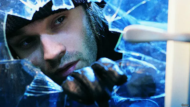 Домушник разбивает стекло