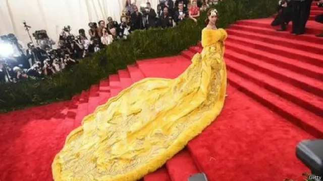 ريهانا في الفستان الذي صممته غو باي