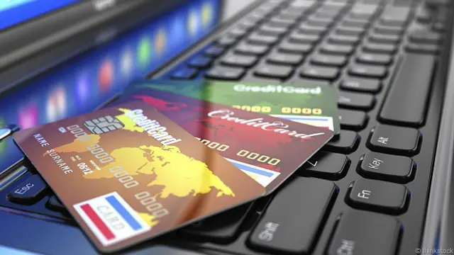 Пластиковые карточки на клавиатуре ноутбука