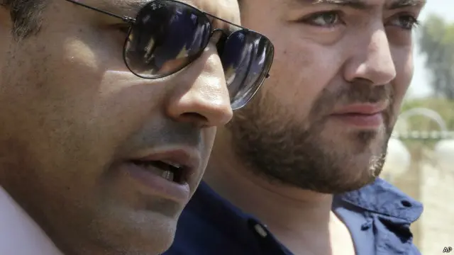 حكم على محمد فهمي (يسار) بالسجن 7 سنوات، أما باهر محمد فحكم عليه بالسجن 10 سنوات، ثم أعيدت محاكمتهما.