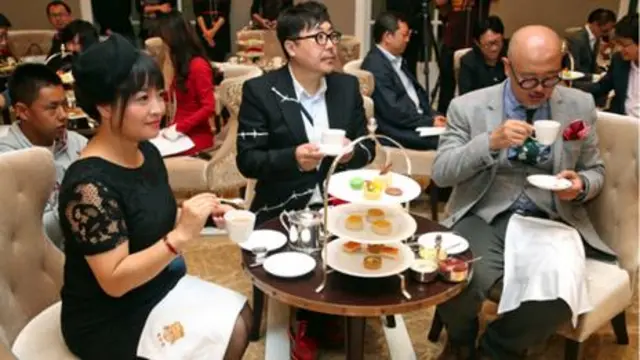 学员们细致地学习传统英式下午茶的全套礼仪。(图片提供:Seatton)