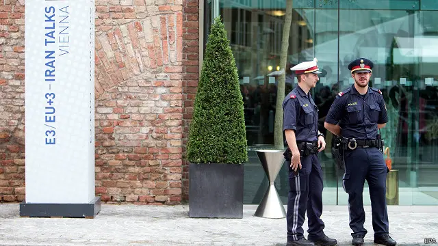 ذرائع ابلاغ کے نمائندے اور بڑے بڑے سیاسی پنڈت ویانا کے تاریخی محل کے قریب واقع ہوٹل میں جمع ہو چکے ہیں