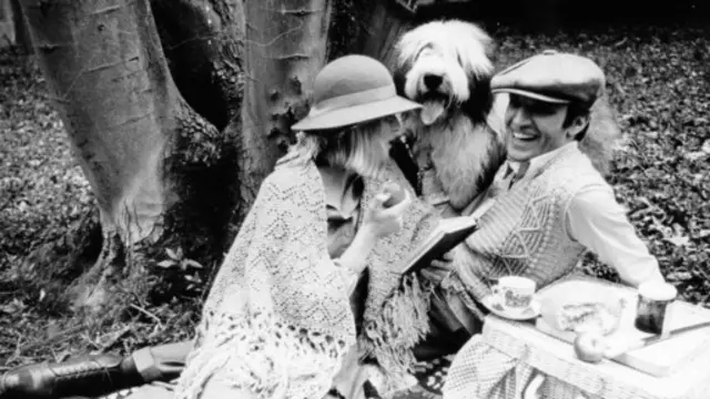 披肩（shawl）一度是英国上流社会女性酷爱的奢侈品。