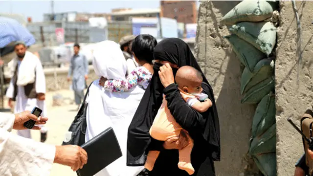 میں اپنے بچوں کے مستقبل کے بارے میں فکر مند ہوں۔ جب وہ بڑے ہو جائیں گے اور مجھ سے اپنے باپ کے بارے میں پوچھیں گے تو میں انھیں کیا بتاؤں گی؟