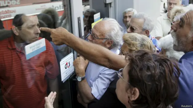 Penutupan bank-bank dan pasar modal mendorong warga Yunani untuk menarik uang dari bank.