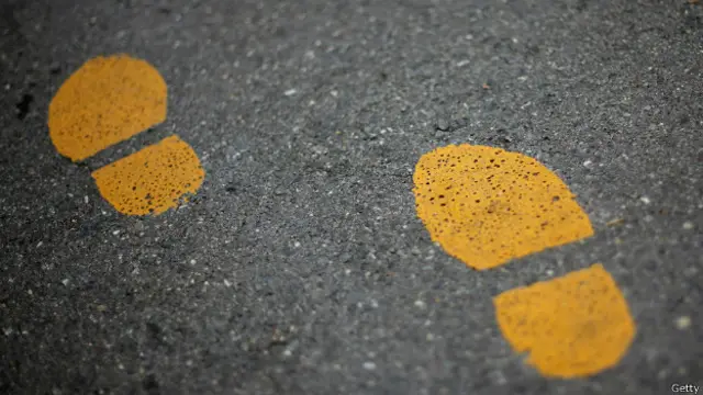 Следы на асфальте
