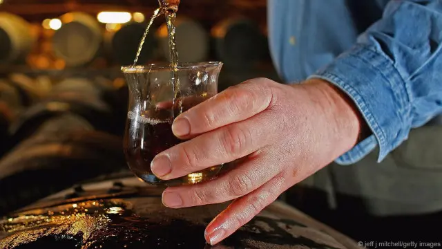 Nếm thử whisky lấy từ thùng chứa tại xưởng rượu Bruichladdich