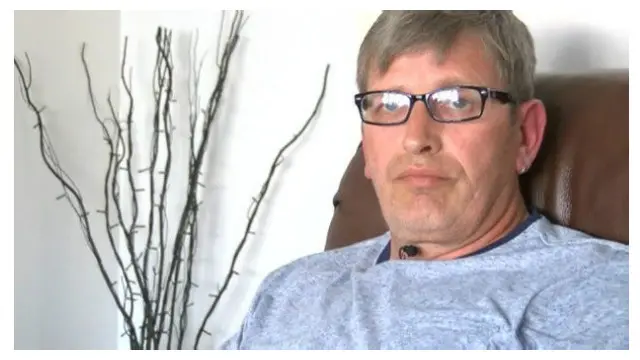 مسٹر کارٹر بتاتے ہیں کہ جب فائرنگ شروع ہوئی تو اس وقت وہ ڈارٹس کھیل رہے تھے جبکہ ان کی اہلیہ دھوپ سینک رہی تھیں