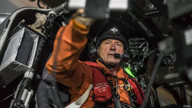 شمسی توانائی سے چلنے والے طیارے سولر امپلس کے پایلٹ آنڈرے بوشبرگ۔