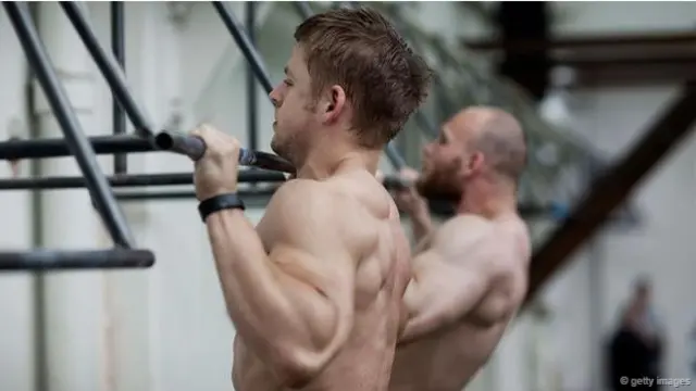 Hombres en el gimnasio