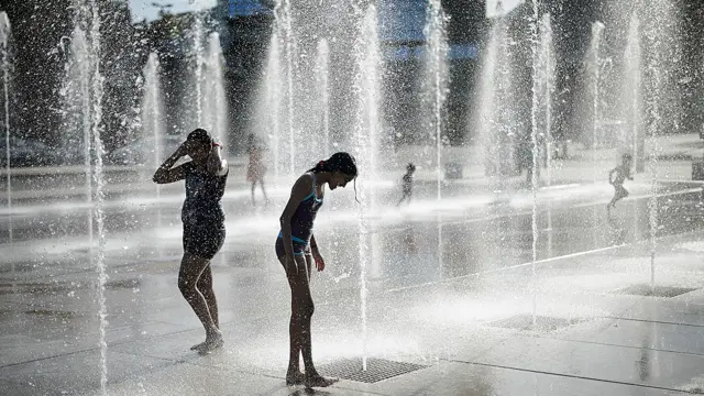 سپین کے محکمۂ موسمیات کے ایک ترجمان نے فرانسیسی خبر رساں ایجنسی اے ایف پی سے بات کرتے ہوئے کہا ہے کہ موجودہ موسمی حالات غیر معمولی ہیں۔انھوں نے خبردار کیا کہ غیر معمولی درجہ حرارت کے نتیجے میں شہریوں کی صحت کو بہت زیادہ خطرہ لاحق ہو سکتا ہے۔