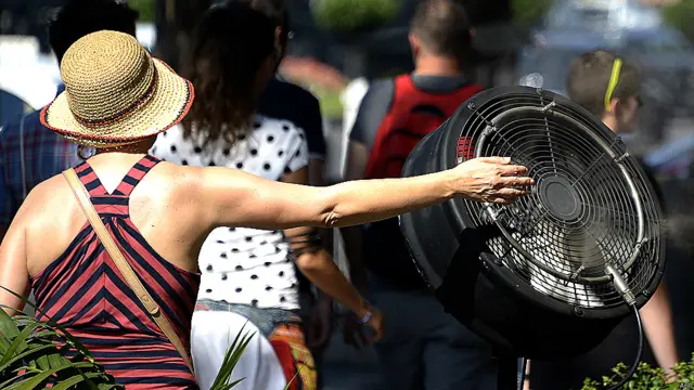 سپین کے جنوبی شہر قرطبہ میں ریڈ الرٹ جاری کیا گیا۔ ہمسایہ ملک پرتگال نے چار خطوں کے لیے اورنج الرٹ جاری کیا ہے۔دونوں ممالک میں خبردار کیا گیا ہے کہ گرم موسم کے نتیجے میں جنگلوں میں آگ لگنے کا خدشہ ہے۔