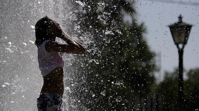 اشبیلیہ میں لوگوں نے گرمی سے بچنے کے لیے دریا کا رخ کیا اور وہاں نہاتے رہے جبکہ حکام نے لوگوں سے اپیل کی ہے کہ انھیں دن میں کم از کم تین لیٹر پانی پینا چاہیے اور گرم خوراک کھانے سے پرہیز کریں۔