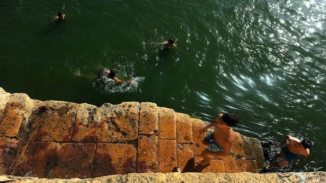 فرانس کے وزیرِ ماحولیات سگولینی رائل کا کہنا ہے کہ’ میرے خیال میں گرمی کی حالیہ لہر کے اثرات 2003 جیسے ہو سکتے ہیں کیونکہ اس وقت ہم اس کے لیے تیار نہیں تھے۔‘