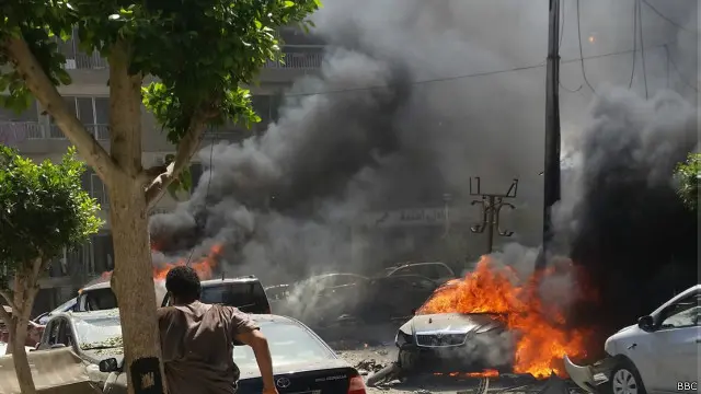 أسفر الحادث عن إصابة تسعة أشخاص بينهم مدني وضابط شرطة.