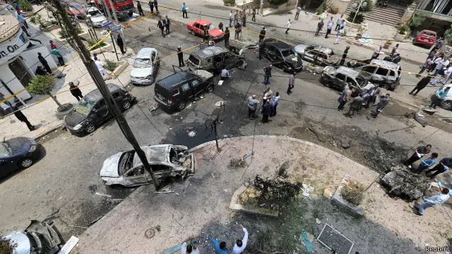 تسبب الهجوم في إحداث تلفيات بالسيارات والمنازل والمحال التجارية المحيطة بموقع الانفجار.