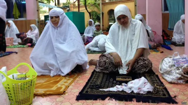 Kaum perempuan menunaikan salat di Islamic Hall yang berada di sebelah Masjid Petchampek.